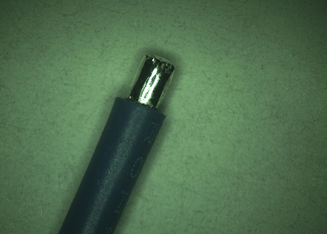 AWG28#顯微鏡下放大效果，沾錫端線徑很圓，不呈扁狀，線頭平整無(wú)錫尖