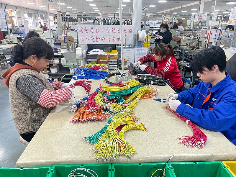 人工剝皮，壓接端子